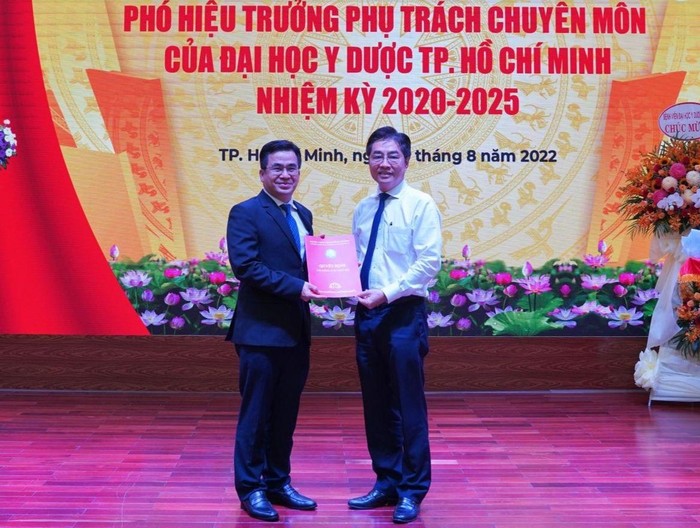 Giáo sư Trần Diệp Tuấn (bên phải), Chủ tịch Hội đồng trường Đại học Y dược Thành phố Hồ Chí Minh trao quyết định bổ nhiệm cho Phó giáo sư Ngô Quốc Đạt (ảnh: UMP)