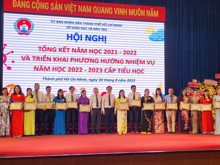 Sở Giáo dục và Đào tạo Thành phố Hồ Chí Minh cũng khen thưởng cho lãnh đạo các trường tiểu học trên địa bàn (ảnh: P.L)