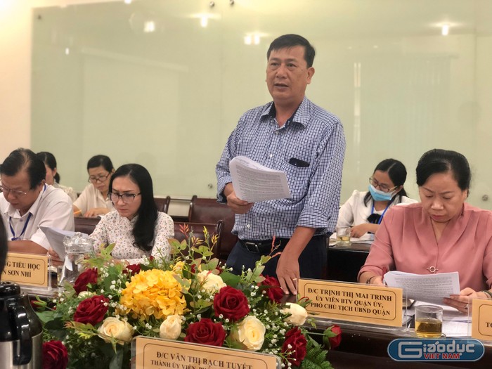 Ông Phan Sĩ Đạt- Trưởng phòng Giáo dục và Đào tạo quận Tân Phú báo cáo về việc triển khai chương trình giáo dục phổ thông 2018 trên địa bàn (ảnh: L.P)