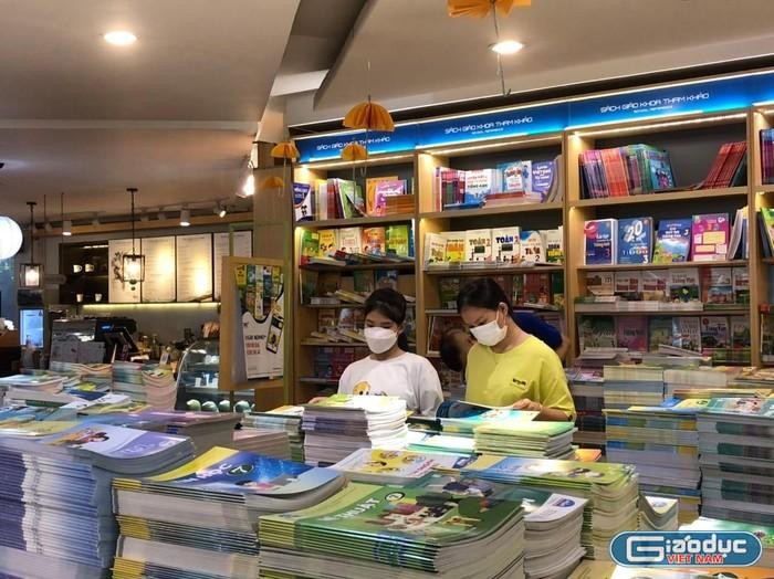 Học sinh Thành phố Hồ Chí Minh tìm sách giáo khoa (ảnh minh họa: P.L)