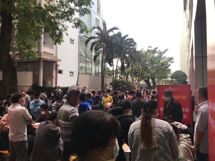 Từ sớm đã có hàng trăm thí sinh, phụ huynh chen chúc ở Trường Đại học Công nghiệp Thành phố Hồ Chí Minh chờ làm thủ tục nhập học (ảnh: M.T)
