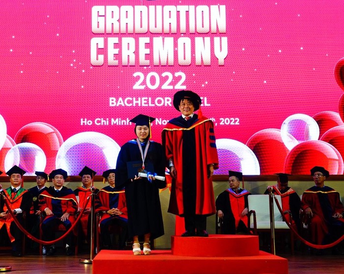 Tân kỹ sư Nguyễn Ngọc Phụng - Thủ khoa tốt nghiệp năm 2022 nhận bằng tốt nghiệp và huy chương vàng từ Phó giáo sư Trần Tiến Khoa, Hiệu trưởng Trường Đại học Quốc tế - Đại học Quốc gia Thành phố Hồ Chí Minh (Ảnh: Ng. Ngọc)