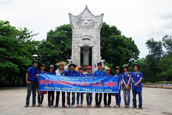 Dưới chân Đài tưởng niệm Thành cổ Quảng Trị - Ảnh: Sơn Trương