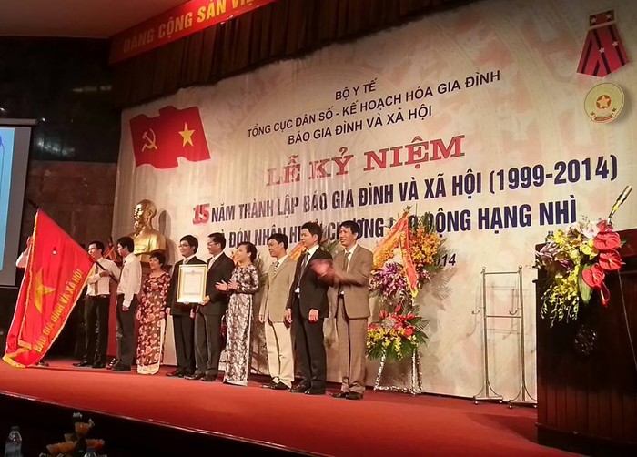 PGS Nguyễn Thị Kim Tiến - Bộ trưởng Bộ Y tế đã thay mặt lãnh đạo Đảng - Nhà nước đã trao tặng Huân chương Lao động hạng Nhì cho Báo GĐ&amp;XH