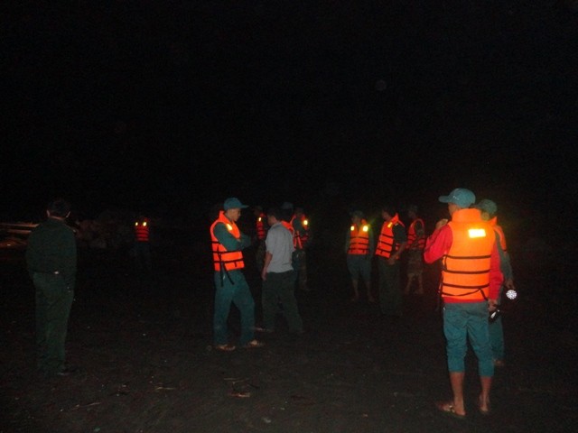 Trước đó, lực lượng cứu hộ được tăng cường và tiếp tục tìm kiếm trong đêm