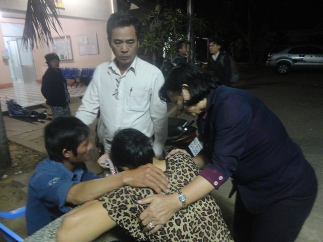 Bà Nguyễn Thị Thu (phải)- Phó chủ tịch UBND huyện Dầu Tiếng đến động viên và an ủi gia đình nạn nhân