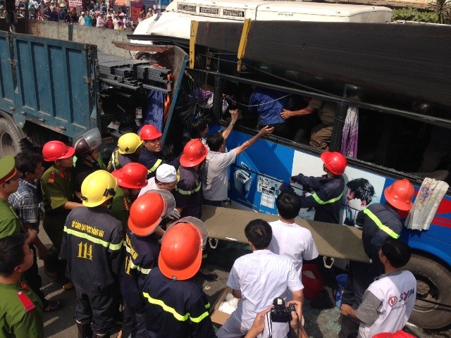 Lực lượng cứu hộ, cứu nạn đã đến hiện trường để tìm mọi cách đưa nạn nhân ra khỏi xe