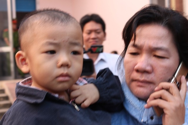 Bé Lê Tấn Khang - Một trong ba trẻ bị hai bảo mẫu hành hạ cũng được mẹ bế đến phiên tòa