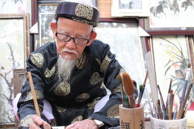 Năm nay, chỉ có cụ đồ Mai Trợ (83 tuổi) là người lớn tuổi nhất, cũng là người duy nhất viết thư pháp bằng chữ Hán