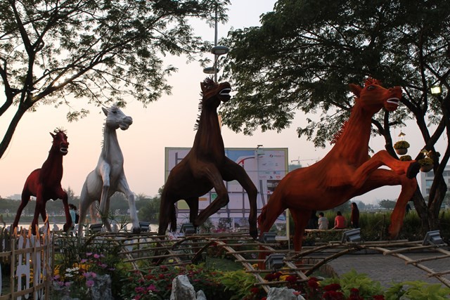 Linh vật của năm 2014 - Những chú ngựa được trang trí ngay cổng vào cung đường thủy sinh