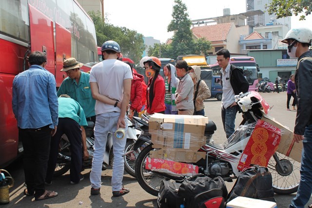 Nhiều đồ đạc, quà Tết và cả xe máy cũng được đưa về quê đón Tết