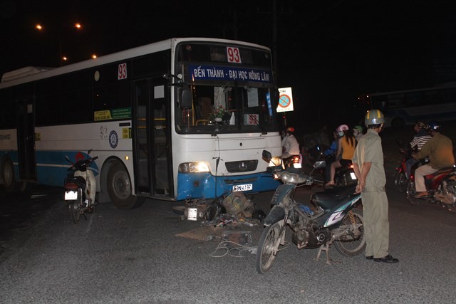 Hiện trường vụ tai nạn xảy ra vào tối ngày 26/1 trên quốc lộ 1 (đoạn qua cổng trường ĐH Nông Lâm TP.HCM)