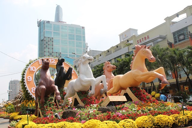 Những chú ngựa đang tung vó kéo cỗ xe hoa đồng hồ tượng trưng cho dấu ấn năm Ngọ và thể hiện sự chạy đua với thời gian, vượt qua mọi khó khăn