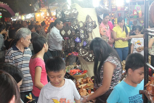 Khu vực trưng bày các gian hàng cũng hút khách tham quan và mua sắm