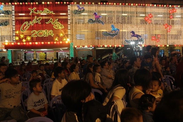 Thu hút đông đảo người dân đến tham quan và thưởng thức. Hội đèn hoa xuân và Tết Nguyên tiêu ở quận 5 đã trở thành món ăn tinh thần, một nét văn hóa không thể thiếu của cộng đồng người Hoa ở Sài Gòn