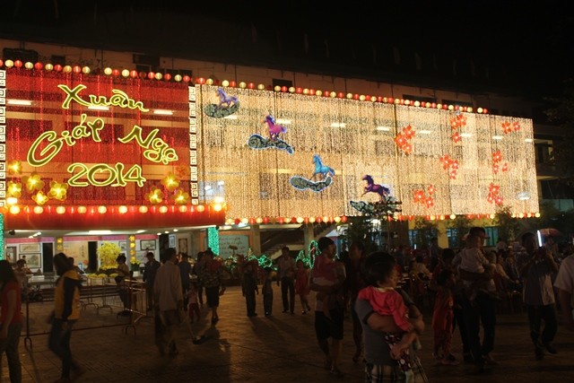 Là lễ hội thường niên nên Hội đèn hoa thu hút đông đảo người dân Sài Gòn đến tham quan