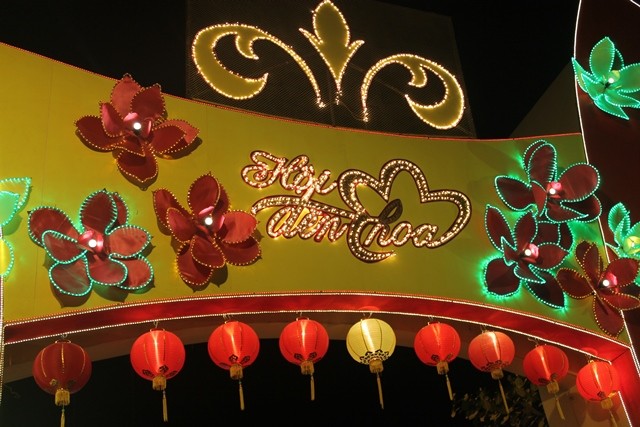 Những tiểu cảnh bằng đèn hoa rực rỡ sắc màu được trang trí khắp nơi
