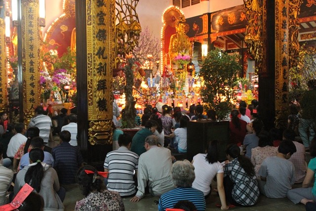 Rất đông người ngồi trước chánh điện chùa Vĩnh Nghiêm để nghe sư thầy đọc danh sách cúng sao giải hạn vào ngày mùng 8 tháng Giêng