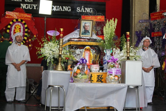 Ngày 14/2, linh cữu nhà văn Nguyễn Quang Sáng được đưa từ nhà riêng về Nhà tang lễ TP.HCM. Đông đảo thân hữu và người hâm mộ gần xa đã đến viếng. Trong ảnh là hai người con trai của nhà văn luôn túc trực bên linh cửu cha