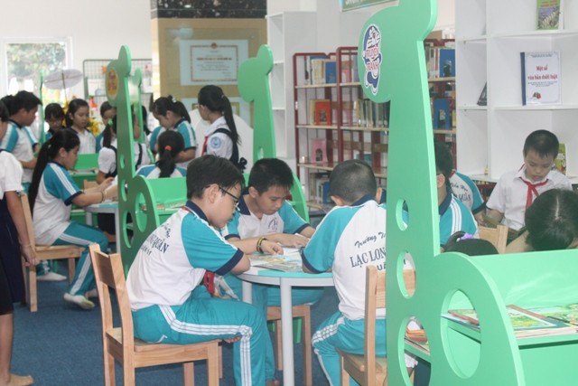 Phòng đọc sách cũng thu hút đông các em học sinh