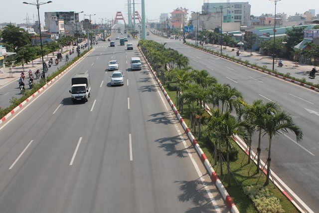 Đường Phạm Văn Đồng gồm 12 làn xe lưu thông