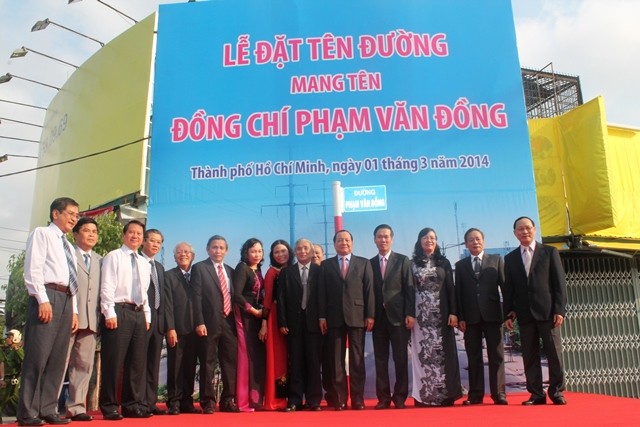 Các vị lãnh đạo chụp hình lưu niệm cùng với gia đình cố Thủ tướng Phạm Văn Đồng và lãnh đạo tỉnh Quảng Ngãi