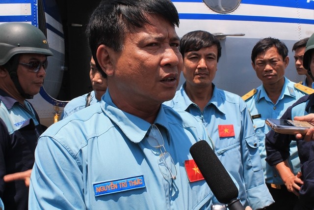 Cơ trưởng, thượng tá Nguyễn Trí Thức thông tin cho báo chí sau khi kết thúc chuyến tìm kiếm sáng ngày 12/3