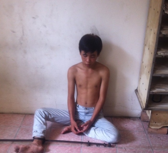 Trần Quang Tú bị người dân bắt giữ khi cố tìm cách tẩu thoát