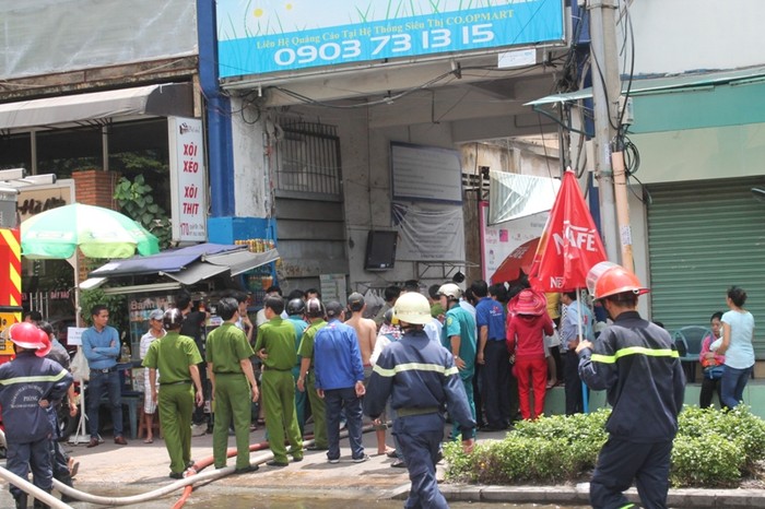 Hàng chục chiến sĩ PCCC TP.HCM tích cực khống chế đám cháy tại siêu thị Co.opmart Nguyễn Đình Chiểu