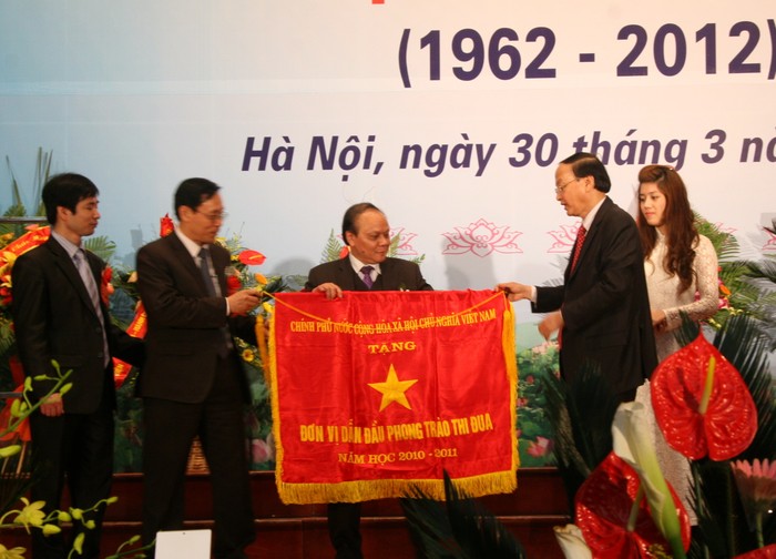 Đ/c Tô Huy Rứa trao cờ thi đua của Thủ tướng Chính phủ cho Học viện (ảnh: Nguyễn Minh)
