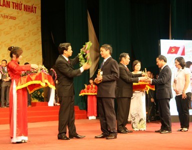 Đồng chí Lê Hồng Anh và Đào Ngọc Dung trao biểu tượng Bác và vòng nguyệt quế cho các Bí thư chi bộ xuất sắc (ảnh: Nguyễn Minh)