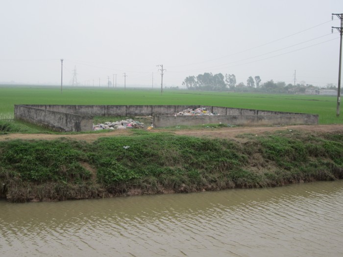Một bể chứa vỏ bao thuốc bảo vệ thực vật của thôn 4 cách làng hơn 1km (ảnh: Lê Miền)