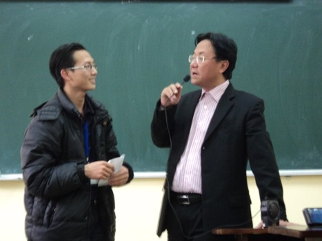 Nhà báo Hồng Thanh Quang (bên phải) đang giao lưu với sinh viên