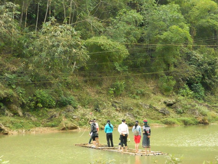 Cảnh đi bè luồng của dân tộc Thái trên con sông Âm ở Lang Chánh, Thanh Hóa