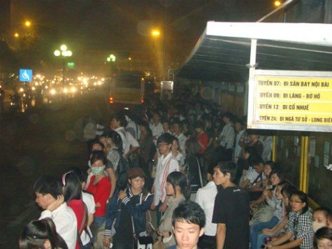 Sinh viên đứng chờ xe bus đông nghẹt tại một điểm trung chuyển xe bus của thủ đô