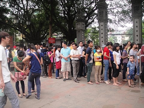 Từ 7h30 sáng, đã có khá đông người đến xếp hàng mua vé vào dự Ngày hội.