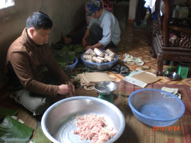 Một hộ gia đình đang làm nem chua (Ảnh: Khổng Chiêm)