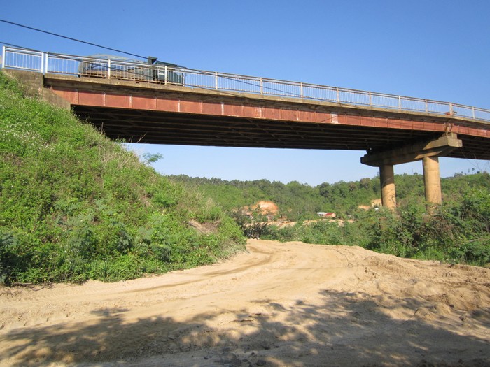 Đường vào bến cát đi dưới gầm cầu.