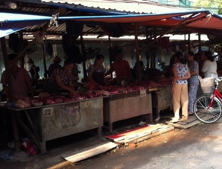 Dù không biết chất lượng của một số loại thực phẩm bán ở chợ có đảm bảo an toàn vệ sinh hay không, nhưng người dân vẫn phải mua