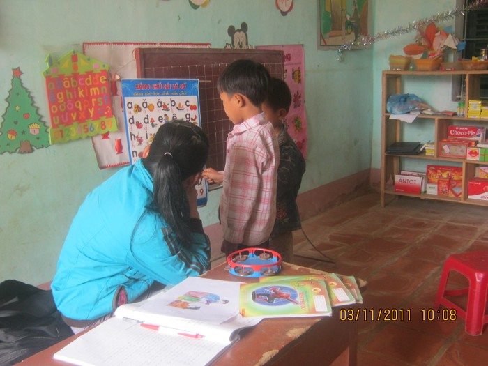 Cô giáo Bùi Thị Huệ đang dạy chữ cho trẻ em Bặc Rặc (Ảnh: Diệp Phong)