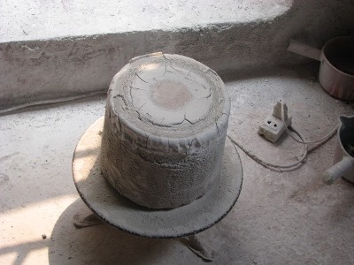 Bàn xoay điện và khuôn thạch cao- sản phẩm của "công nghệ khuôn mẫu" ở Bát Tràng.