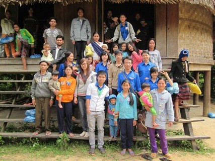 Các thành viên đội sinh viên tình nguyện chụp ảnh lưu niệm cùng dân làng