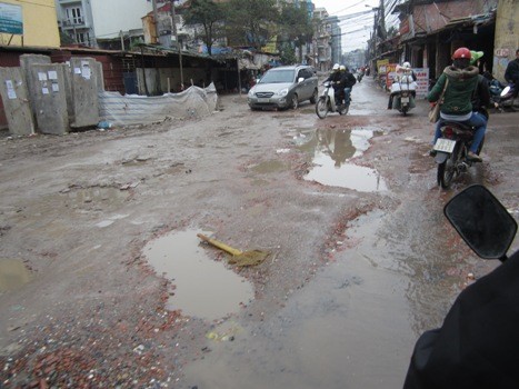 Nhiều tụ nước lớn đọng trên đường sau những ngày mưa (Ảnh: Bùi Nhung).