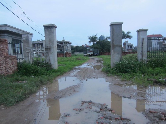 Đường đất dẫn vào công trình ngập úng nước trong những ngày mưa, lầy lội và bẩn thỉu.