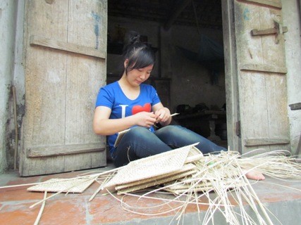 Khi có thời gian rảnh rỗi, Vũ Thị Hà thường giúp mẹ đan mây để kiếm thêm thu nhập (ảnh: Minh Phúc)