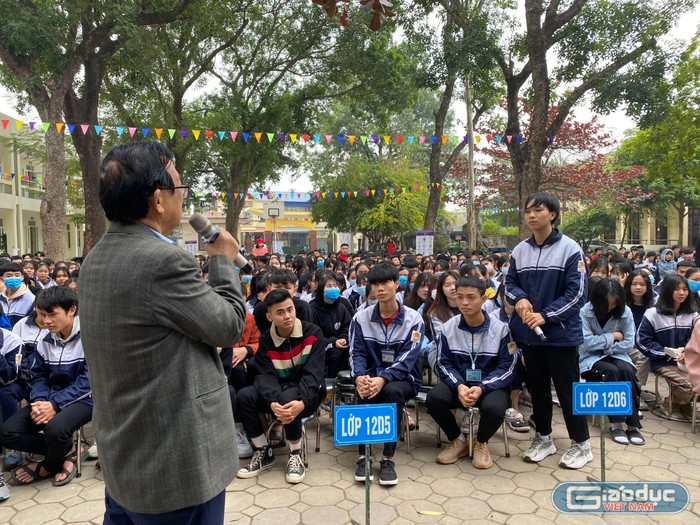 Các em học sinh được Giáo sư Nguyễn Lân Dũng chia sẻ những băn khoăn về việc chọn nghề trong thời đại 4.0 (Ảnh: Phạm Minh)