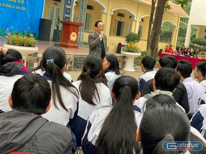 Giáo sư Nguyễn Lân Dũng chia sẻ: Các em học sinh cần phải học tập để trở thành người tự do, tự quyết định tương lai cuộc đời mình (Ảnh: Phạm Minh)