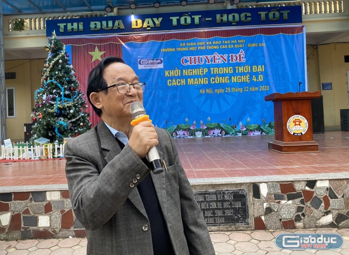 Giáo sư Nguyễn Lân Dũng trong buổi trò chuyện cùng học sinh Trường Trung học phổ thông Cao Bá Quát (Ảnh: Phạm Minh)