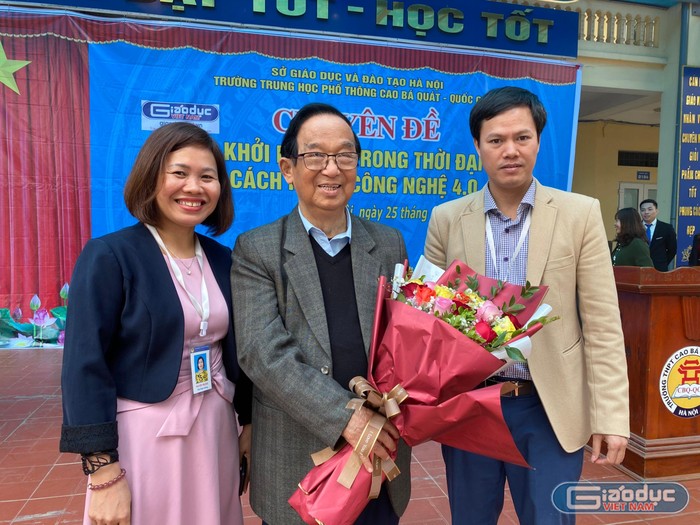Ban giám hiệu Trường Trung học phổ thông Cao Bá Quát tặng hoa và gửi lời cảm ơn đến Giáo sư Nguyễn Lân Dũng (Ảnh: Phạm Minh)