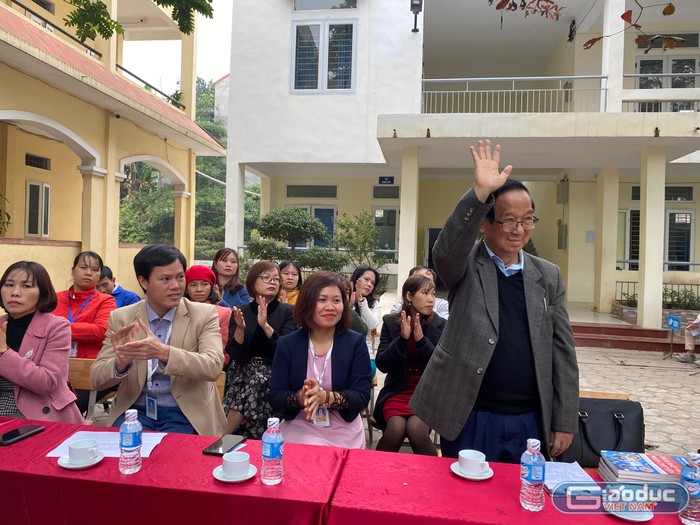 Giáo sư Nguyễn Lân Dũng vẫy tay chào các em học sinh (Ảnh: Phạm Minh)
